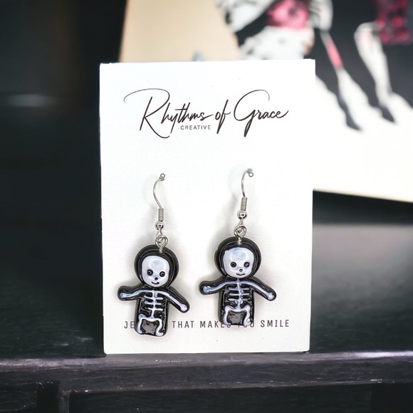 Spooktacular Skeleton Costume Dangle Earrings โ Perfect for Halloween Fun! NWT - Picture 3 of 5